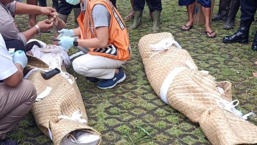 BPBD Tabanan sedang mengevakuasi dua warga negara asing yang tewas tertimbun longsor di Vila Yeh Bat, Kamis (14/2/2024). (Dok BPBD Tabanan)