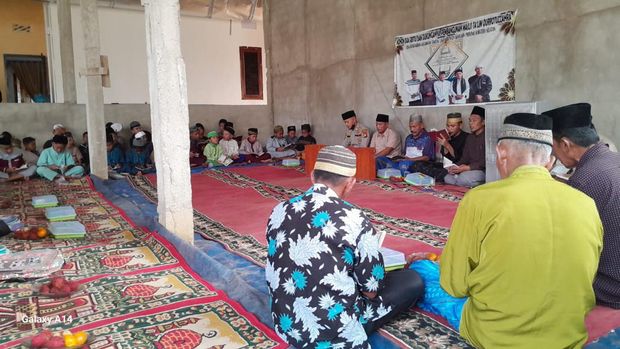 Bripka Hery Kiswanto membantu membangun Majelis dan Rumah Tahfiz Qurotu Zahra di Desa Bunga Karang, Tanjung Lago, Kab. Banyuasin,