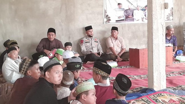 Bripka Hery Kiswanto membantu membangun Majelis dan Rumah Tahfiz Qurotu Zahra di Desa Bunga Karang, Tanjung Lago, Kab. Banyuasin,
