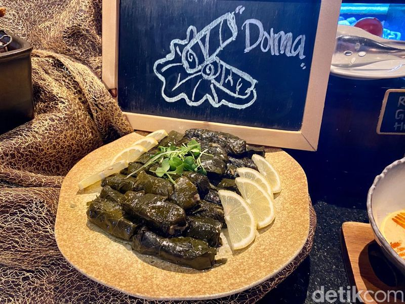 Buka Puasa Lengkap, Ada Nasi Mandi hingga Kambing Guling Enak di Sini