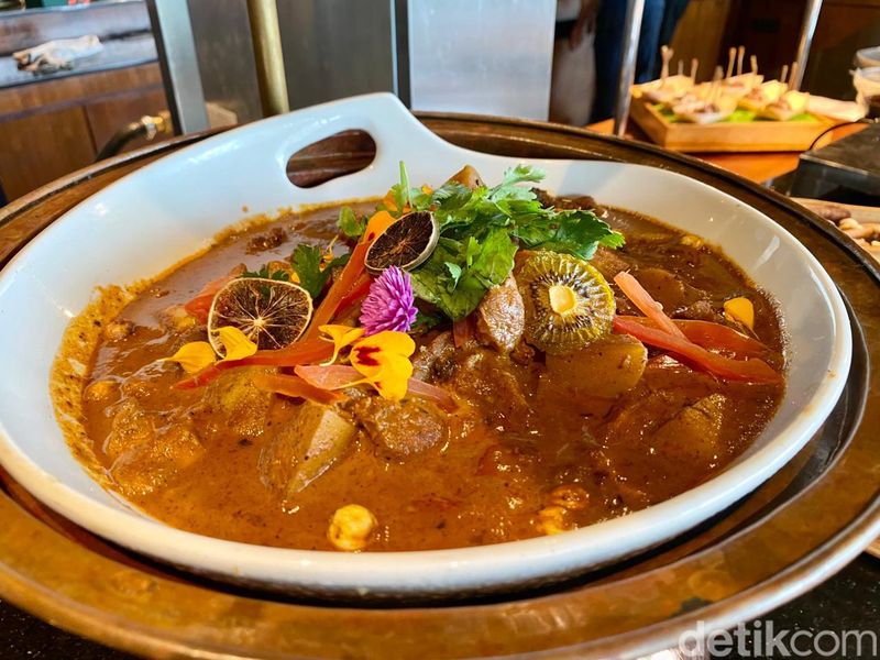 Buka Puasa Lengkap, Ada Nasi Mandi hingga Kambing Guling Enak di Sini