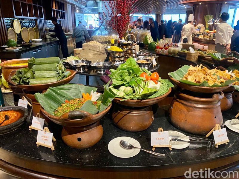 Buka Puasa Lengkap, Ada Nasi Mandi hingga Kambing Guling Enak di Sini