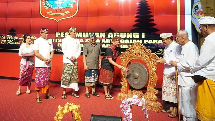 Bupati Karangasem, I Gede Dana, saat membuka acara Pesamuhan Agung I Pratisantana Sira Arya Gajah Para Bretara Sira Arya Getas, di Pura Besakih, Karangasem, Bali, Rabu (13/3/2024)