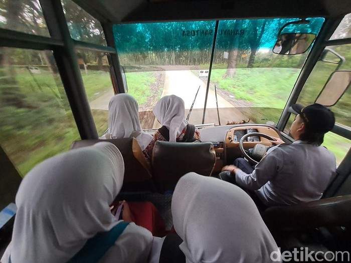 Bus sekolah milik Dishub Wonogiri saat menjemput siswa-siswi, Kamis (14/3/2024).