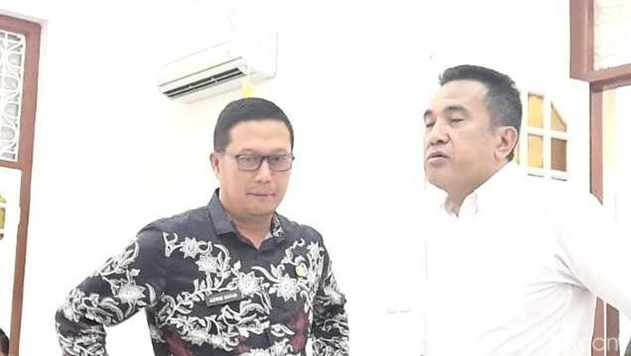 Camat Tamalanrea, Makassar, Aswin Harun (batik) tiba di PN Makassar untuk bersaksi di sidang lanjutan kasus dugaan korupsi pembebasan lahan sampah Makassar yang merugikan negara Rp 45 miliar. Andi Audia Faiza Nazli Irfan/detikSulsel