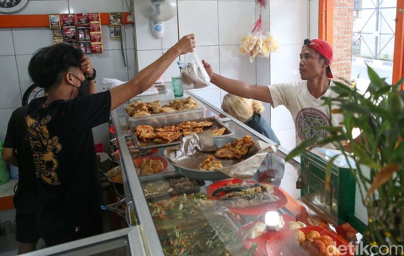 Catatan!  5 warung enak dengan puluhan lauk pauk ini buka 24 jam, cocok untuk sahur