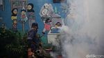 Cegah DBD Saat Ramadan, Petugas Fogging Rumah-rumah Warga di Jakut