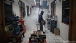 Cegah DBD Saat Ramadan, Petugas Fogging Rumah-rumah Warga di Jakut