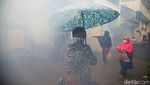 Cegah DBD Saat Ramadan, Petugas Fogging Rumah-rumah Warga di Jakut