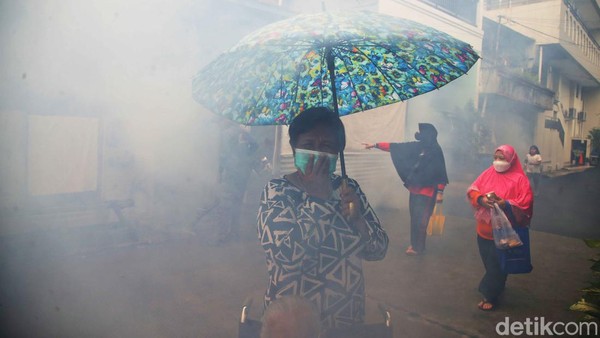 Cegah DBD Saat Ramadan, Petugas Fogging Rumah-rumah Warga di Jakut