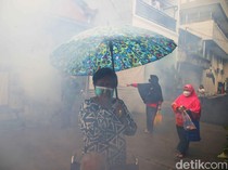 Cegah DBD Saat Ramadan, Petugas Fogging Rumah-rumah Warga di Jakut