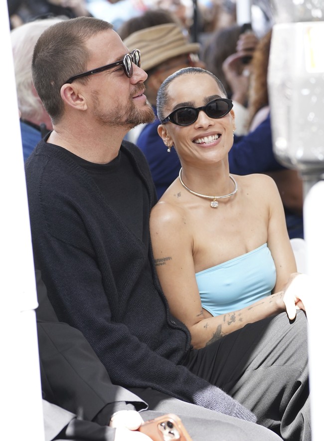 Zoe Kravitz menghadiri seremoni penobatan Walk of Fame untuk ayahnya, musisi Lenny Kravitz, di Hollywood, Los Angeles, AS, pada Selasa (12/3/2024). Sang tunangan, Channing Tatum, tak melewatkan momen istimewa tersebut. (Foto: Jordan Strauss/Invision/AP)