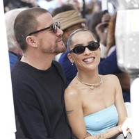 Zoe Kravitz menghadiri seremoni penobatan Walk of Fame untuk ayahnya, musisi Lenny Kravitz, di Hollywood, Los Angeles, AS, pada Selasa (12/3/2024). Sang tunangan, Channing Tatum, tak melewatkan momen istimewa tersebut. (Foto: Jordan Strauss/Invision/AP)