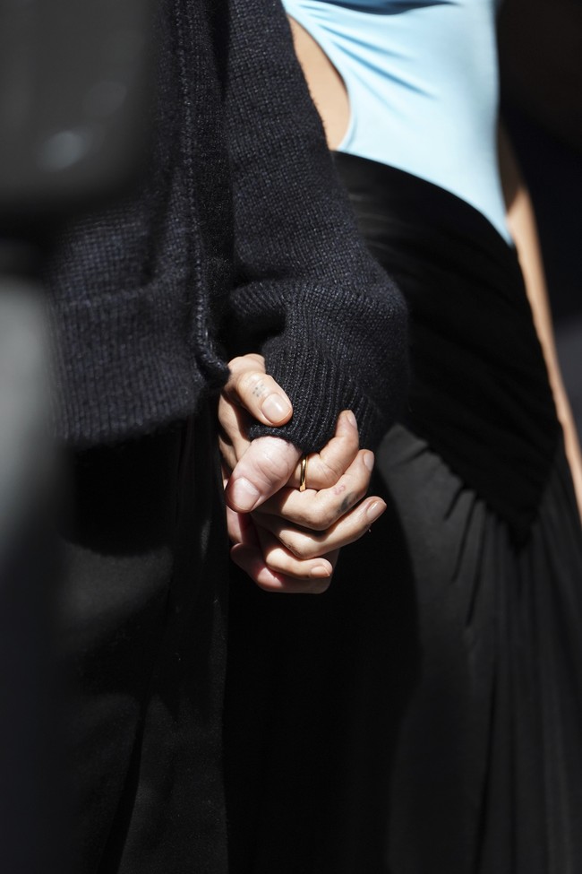 Mereka pun tak ragu lagi untuk memamerkan kemesraan. Sesekali keduanya bergandengan tangan. (Foto: Jordan Strauss/Invision/AP)