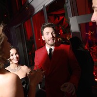 Selama berpose di red carpet Pusat Seni Pertunjukan Wallis Annenberg, Beverly Hills, AS, tempat pesta digelar, Chris Evans dan Alba Baptista selalu berdekatan dan sesekali mengobrol dengan tamu lainnya. Foto: Matt Winkelmeyer/Getty Images