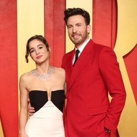 Sejak resmi menikah pada September 2023, Chris Evans dan Alba Baptista seolah menghindar dari publik. Kini setelah empat bulan, untuk pertamakalinya mereka tampil bersama. Foto: Amy Sussman/Getty Images