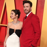 Aktris 26 tahun ini menata rambutnya dengan gaya updo yang apik dan aksen poni bergelombang. Bibirnya dipulas lipstik merah terang, begitu pula kuteks yang menghiasi kuku-kukunya. Foto: Steve Granitz/Getty Images