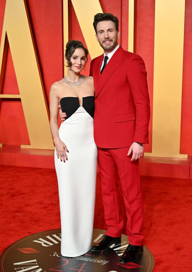 Pesta Vanity Fair Oscar 2024 dipilih sebagai momen untuk debut sebagai pasangan menikah di red carpet. Ini juga menjadi penampilan resmi perdana mereka di publik setelah menikah. Foto: Axelle/Bauer-Griffin/Getty Images