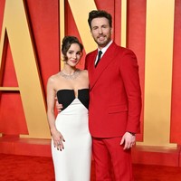 Pesta Vanity Fair Oscar 2024 dipilih sebagai momen untuk debut sebagai pasangan menikah di red carpet. Ini juga menjadi penampilan resmi perdana mereka di publik setelah menikah. Foto: Axelle/Bauer-Griffin/Getty Images