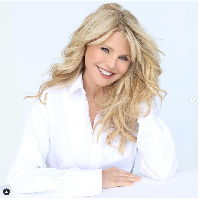 “Kabar baiknya, kami mengetahui karsinoma sel basal tersebut dengan cepat. Dan saya memiliki dokter-dokter hebat yang mengangkat kanker itu dan menjahit luka saya dengan sempurna seperti Dior haute couture,” tulis Christie dalam unggahannya di Instagram seraya memperlihatkan wajahnya yang sudah dijahit setelah operasi. Foto: Dok. Instagram Christie Brinkley