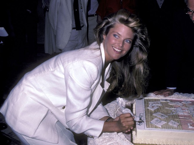 Christie Brinkley meraih popularitasnya pada 1979 saat terpilih sebagai model sampul majalah Sports Illustrated edisi baju renang. Dia kemudian terpilih lagi sebagai model sampul pada 1980 dan 1981. Foto: Ron Galella Collection via Getty/Ron Galella
