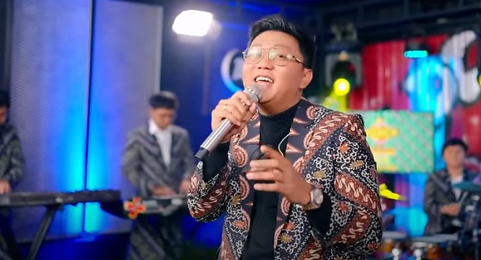 Setelah trending membawakan lagu Lamunan, kini Denny Caknan kembali trending di YouTube Music menyanyikan lagu berjudul Kawanen Saur. Berikut ini liriknya.