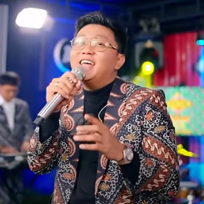 Setelah trending membawakan lagu Lamunan, kini Denny Caknan kembali trending di YouTube Music menyanyikan lagu berjudul Kawanen Saur. Berikut ini liriknya.