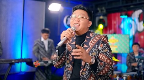 Setelah trending membawakan lagu Lamunan, kini Denny Caknan kembali trending di YouTube Music menyanyikan lagu berjudul Kawanen Saur. Berikut ini liriknya.