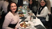Begitu dengan momen kulineran yang satu ini. Didit Hediprasetyo berpose di belakang Titiek yang hendak menikmati makanan. Foto: Instagram