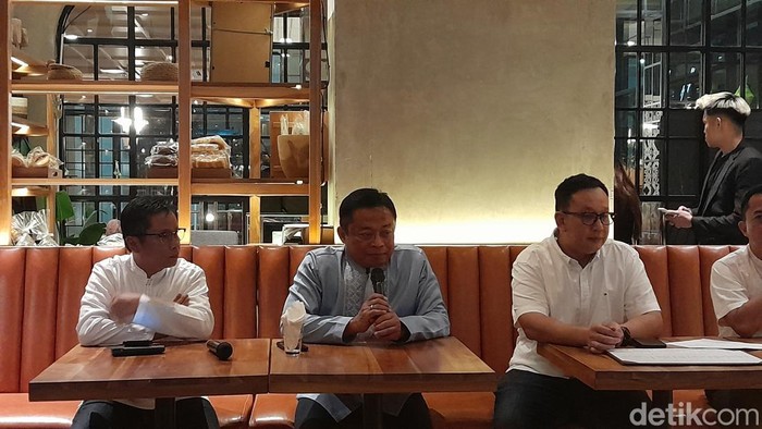 Dirut PT Telkom Ririek Adriansyah (tengah) saat di Medan (Nizar Aldi/detikSumut)
