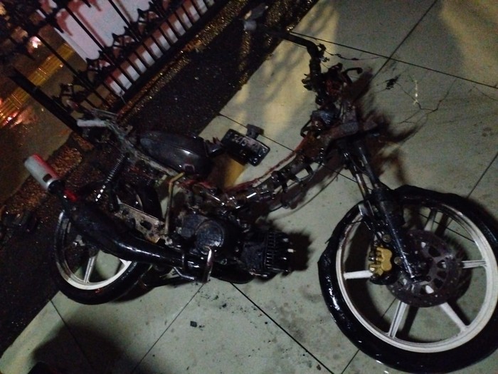 Dua sepeda motor terlibat kecelakaan di daerah Pondok Kelapa, Duren Sawit, Jakarta Timur, 14 Maret 2024 dini hari. (TMC Pold Metro Jaya)