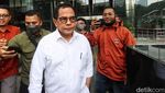 Sekjen DPR Lambaikan Tangan dan Irit Bicara Usai Diperiksa KPK