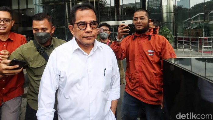 Dugaan Korupsi Rumah Jabatan, Sekjen DPR Diperiksa KPK Sekretaris Jenderal DPR Indra Iskandar berjalan ke luar ruangan seusai menjalani pemeriksaan di Gedung KPK, Jakarta, Kamis (14/3/2024). Indra Iskandar diperiksa penyidik KPK sebagai saksi dalam kasus dugaan korupsi pengadaan sarana kelengkapan rumah jabatan anggota DPR RI pada tahun anggaran 2020.