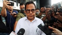 Sebelumnya, KPK mengusut kasus dugaan korupsi rumah jabatan DPR RI. Hari ini KPK memeriksa Sekretaris Jenderal DPR RI Indra Iskandar.