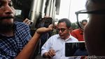 Sekjen DPR Lambaikan Tangan dan Irit Bicara Usai Diperiksa KPK