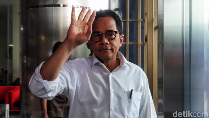 Dugaan Korupsi Rumah Jabatan, Sekjen DPR Diperiksa KPK Sekretaris Jenderal DPR Indra Iskandar berjalan ke luar ruangan seusai menjalani pemeriksaan di Gedung KPK, Jakarta, Kamis (14/3/2024). Indra Iskandar diperiksa penyidik KPK sebagai saksi dalam kasus dugaan korupsi pengadaan sarana kelengkapan rumah jabatan anggota DPR RI pada tahun anggaran 2020.