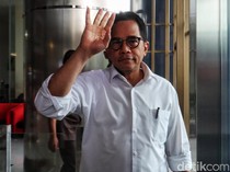 Sekjen DPR Lambaikan Tangan dan Irit Bicara Usai Diperiksa KPK