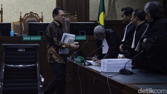 Ekspresi Sekretaris MA Hasbi Hasan Dituntut 164 Bulan Penjara Mantan Sekretariat Mahkamah Agung (Sekma) Hasbi Hasan menghadiri sidang tuntutan di Pengadilan Tipikor, Jakarta, Kamis (14/3/2024).