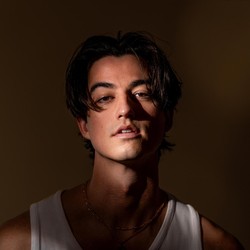 Slicked Back Hair Bukti Elijah Woods Makin Matang, Menuju Album Baru