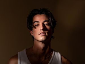 Slicked Back Hair Bukti Elijah Woods Makin Matang, Menuju Album Baru