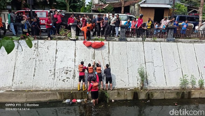 Evakuasi jenazah di Kali Pepe, di Keluarahan Kestalan, Kecamatan Banjarsari, Kota Solo, Kamis (14/3/2024).