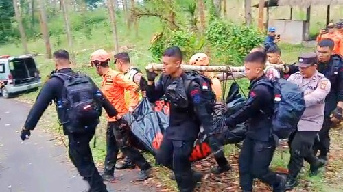 Tim SAR gabungan saat mengevakuasi jenazah Alexander Bimo Haryotejo di Gunung Agung, Karangasem Bali, Kamis (14/3/2024).