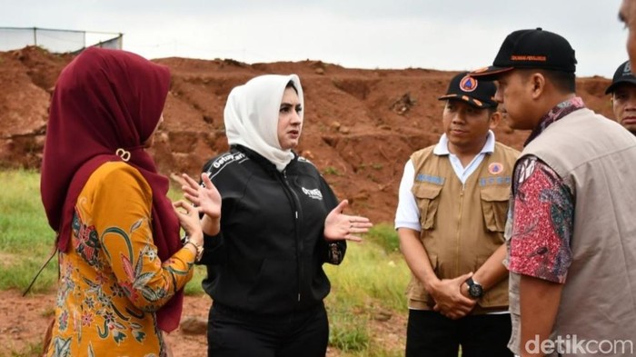 Bupati Pekalongan,  Fadia Arafiq, bersama Sekda, BPBD Kabupaten Pekalongan, melakukan pengecekan Embong milik pabrik sepatu di pada Kamis Sore (14/3/2024).