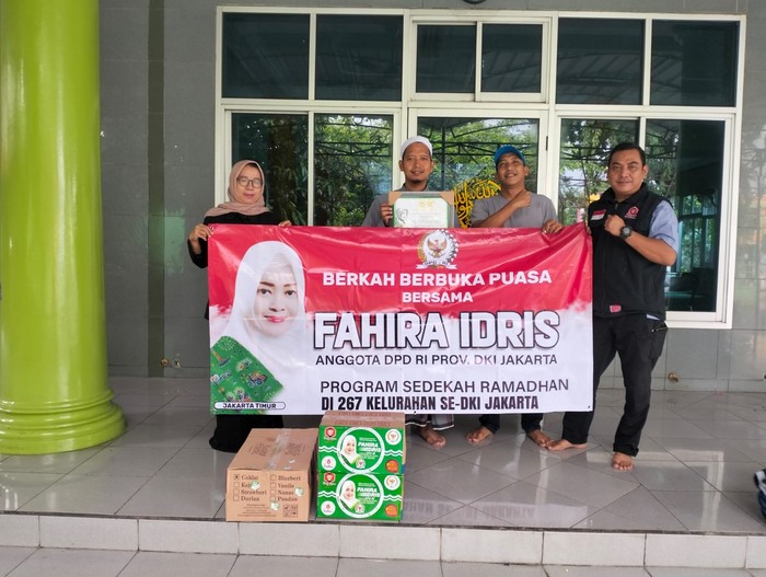 Fahira Idris Bagikan Takjil
