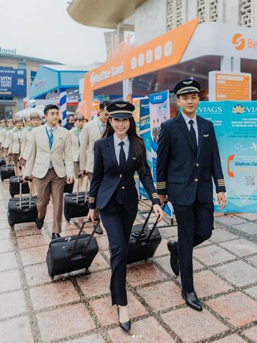 Foto Ho Trang Nhung menjadi co-pilot wanita termuda di sebuah maskapai penerbangan Vietnam. Parasnya yang cantik membuat dirinya langsung viral di media sosial