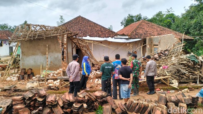 Foto kondisi bangunan rumah dan dapur milik warga Sumenep yang ambruk.