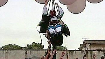 Adelir Antônio de Carli, seorang pendeta asal Brazil, berusaha memecahkan rekor dunia baru dengan terbang menggunakan 600 balon helium selama lebih dari 19 jam. Setelah kepergiannya, dia tidak pernah terlihat lagi. Meskipun ada spekulasi awal bahwa dia mungkin selamat dari pendaratan darurat, harapan ini pupus ketika potongan tubuhnya ditemukan terdampar di pantai dua bulan kemudian. Foto: Brightside