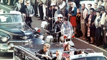 Beberapa saat sebelum JFK dibunuh oleh Lee Harvey Oswald. Foto: Brightside