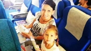 Foto seorang istri dan putrinya diambil oleh sang ayah setelah mereka menaiki MH17 sebelum ditembak jatuh di Ukraina Foto: Brightside