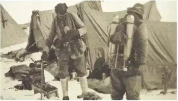 George Mallory dan Sandy Irvine di basecamp mereka di Gunung Everest. Tidak ada yang kembali hidup-hidup. Foto: Brightside